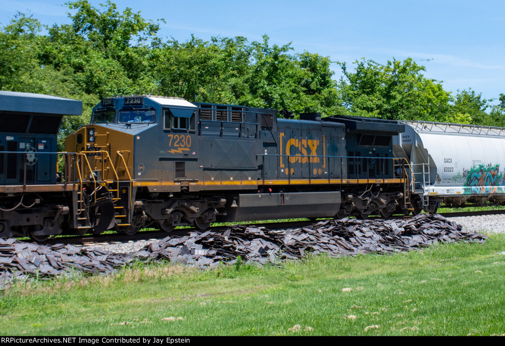 CSX 7230 trails on a northbound manifest 